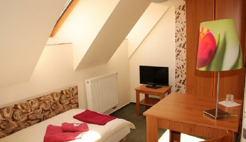 Hotel Koruna Šumperk - Jednolůžkový s vlastním sociálním zařízením na chodbě ( samostatné pro každý pokoj ! )